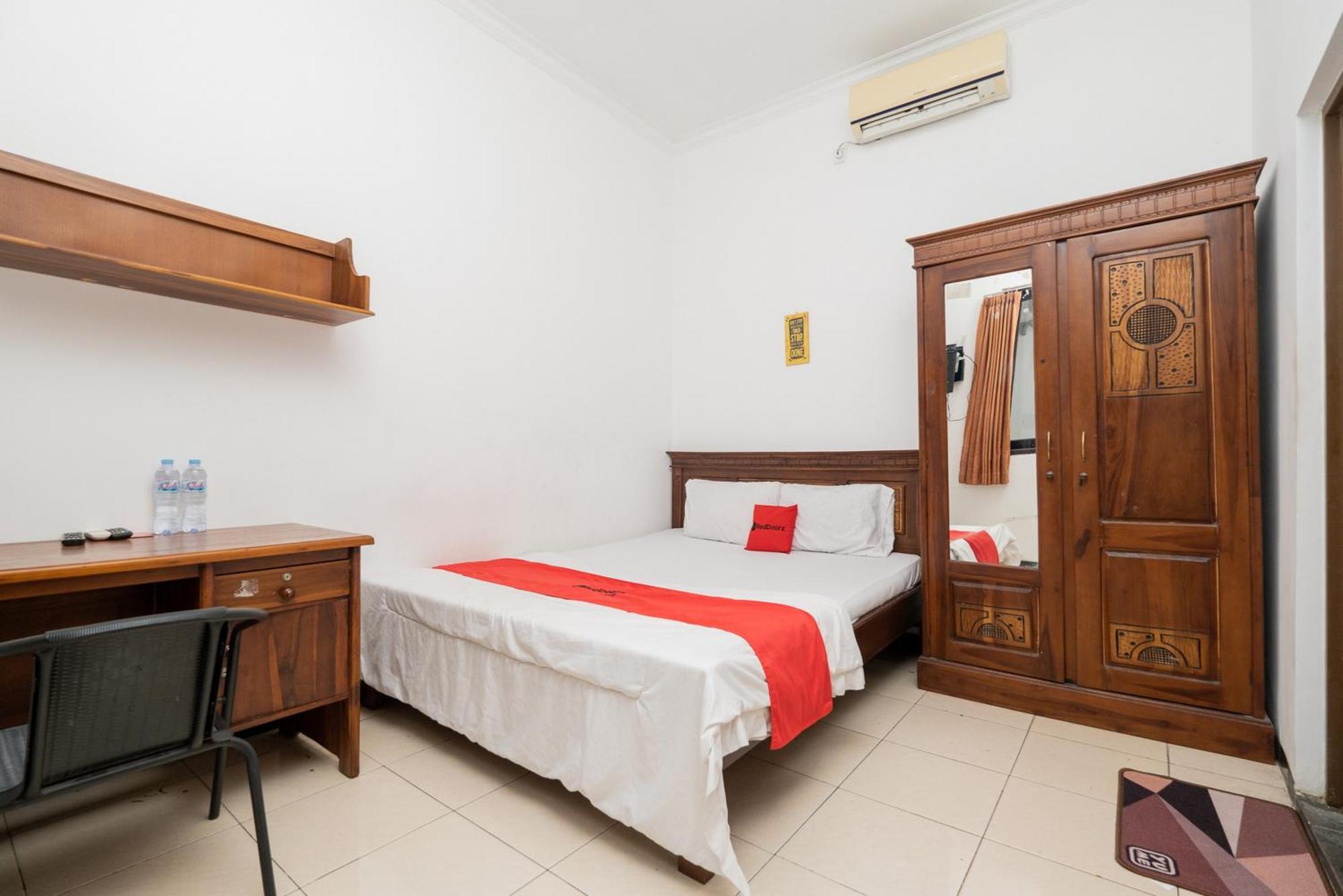 Hotel Reddoorz At Nginden Surabaja Zewnętrze zdjęcie