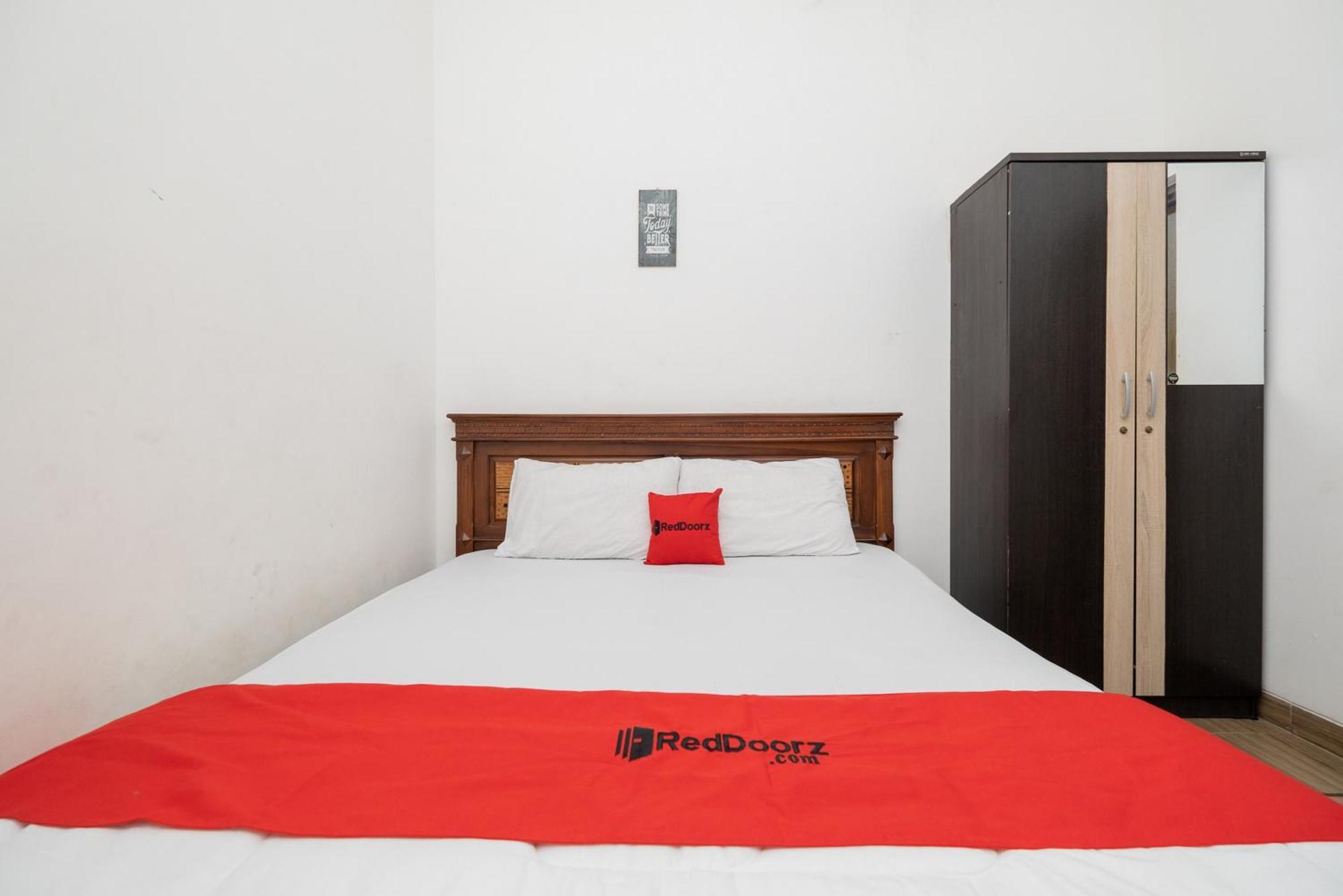 Hotel Reddoorz At Nginden Surabaja Zewnętrze zdjęcie